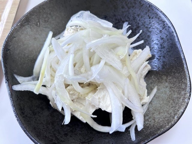 新玉ねぎと豆腐のサラダの作り方1の画像