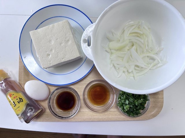 新玉ねぎと豆腐のサラダ材料