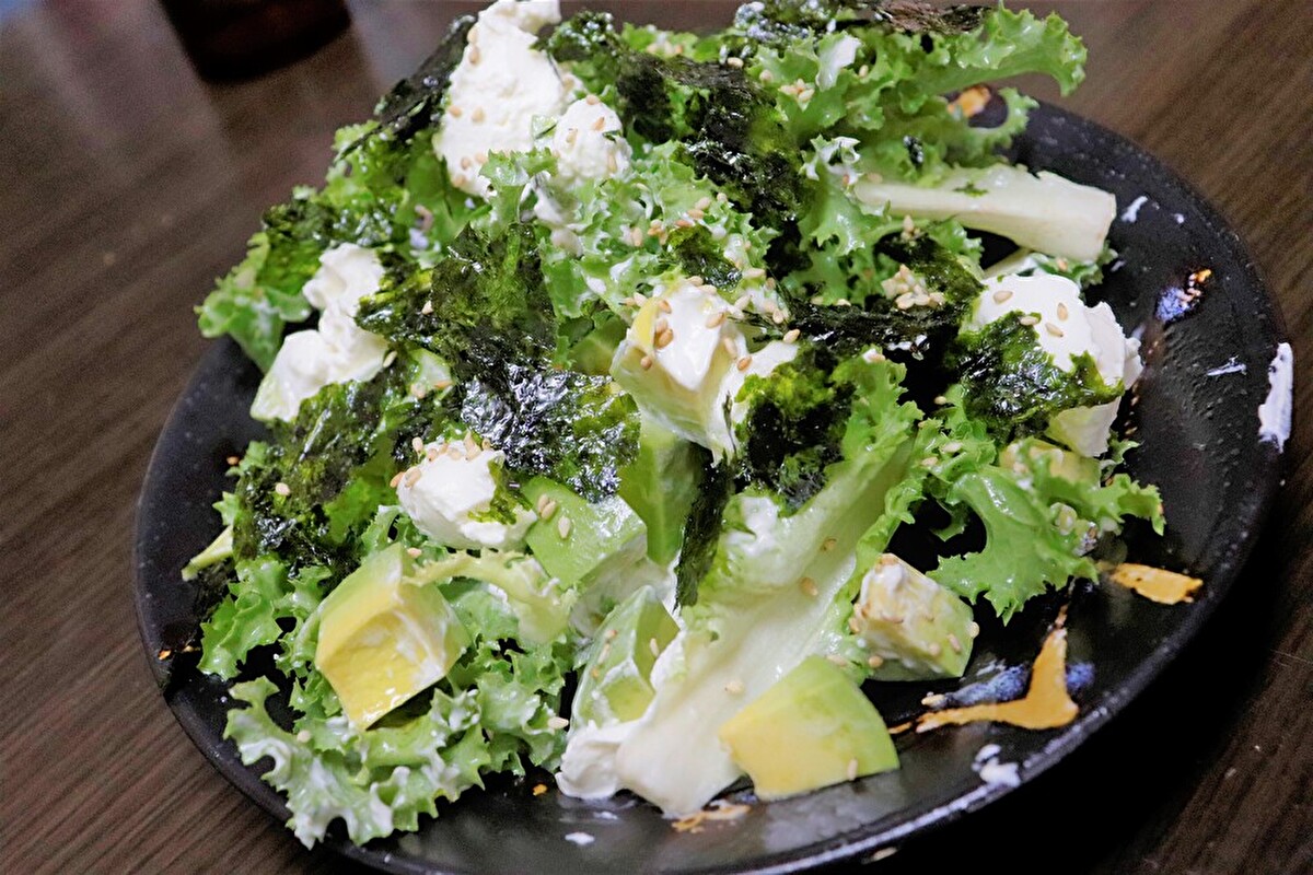 布川隼汰考案レシピ【韓国海苔とクリームチーズのアボカドサラダ】（1人前）の料理画像
