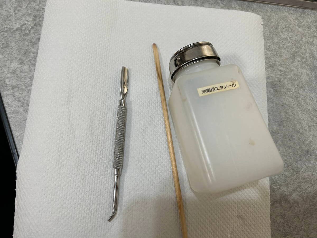 左からキューティクルプッシャー、ウッドスティック、エタノールの画像