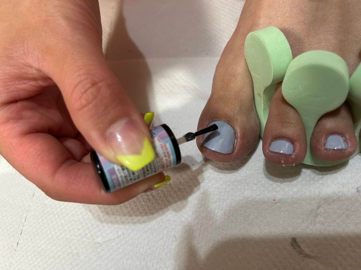 トップコートを爪の3分の2程度から塗る画像