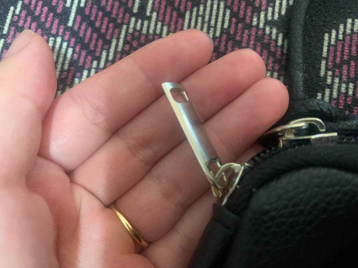 「MonoMax」10月号（宝島社）の付録「アーバンリサーチドアーズ お財布機能付き スマホショルダーバッグ」のファスナー部分の画像