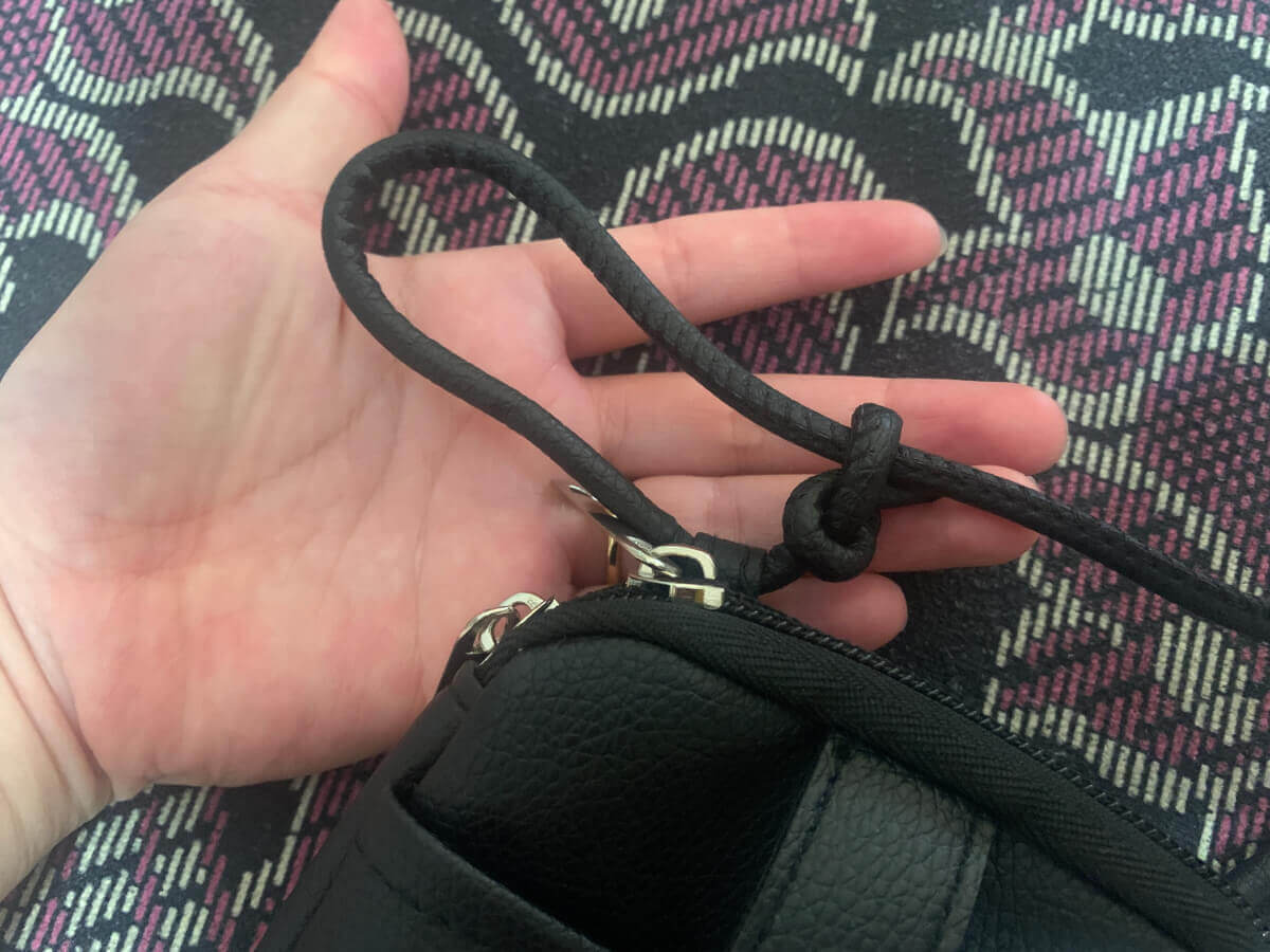 「MonoMax」10月号（宝島社）の付録「アーバンリサーチドアーズ お財布機能付き スマホショルダーバッグ」のストラップ部分の画像