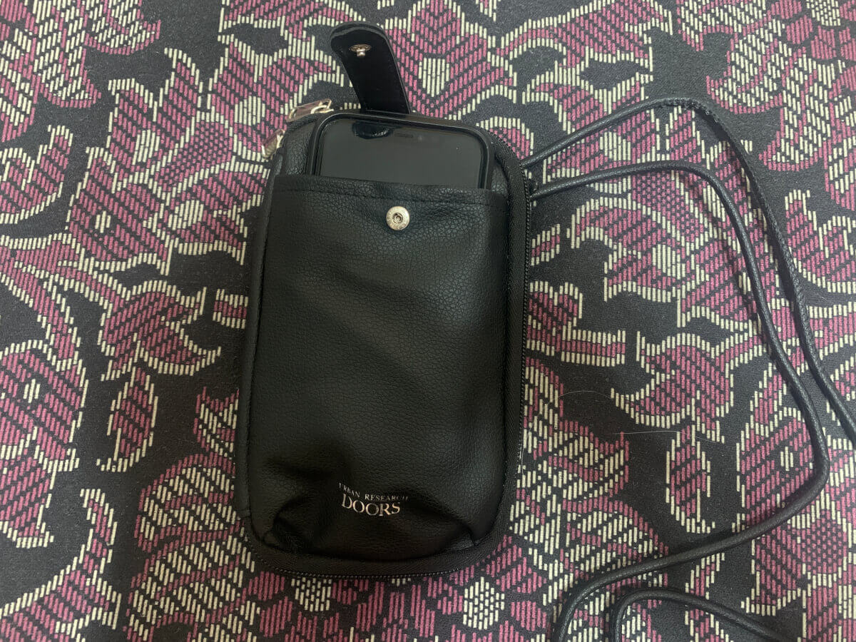 「MonoMax」10月号（宝島社）の付録「アーバンリサーチドアーズ お財布機能付き スマホショルダーバッグ」の画像