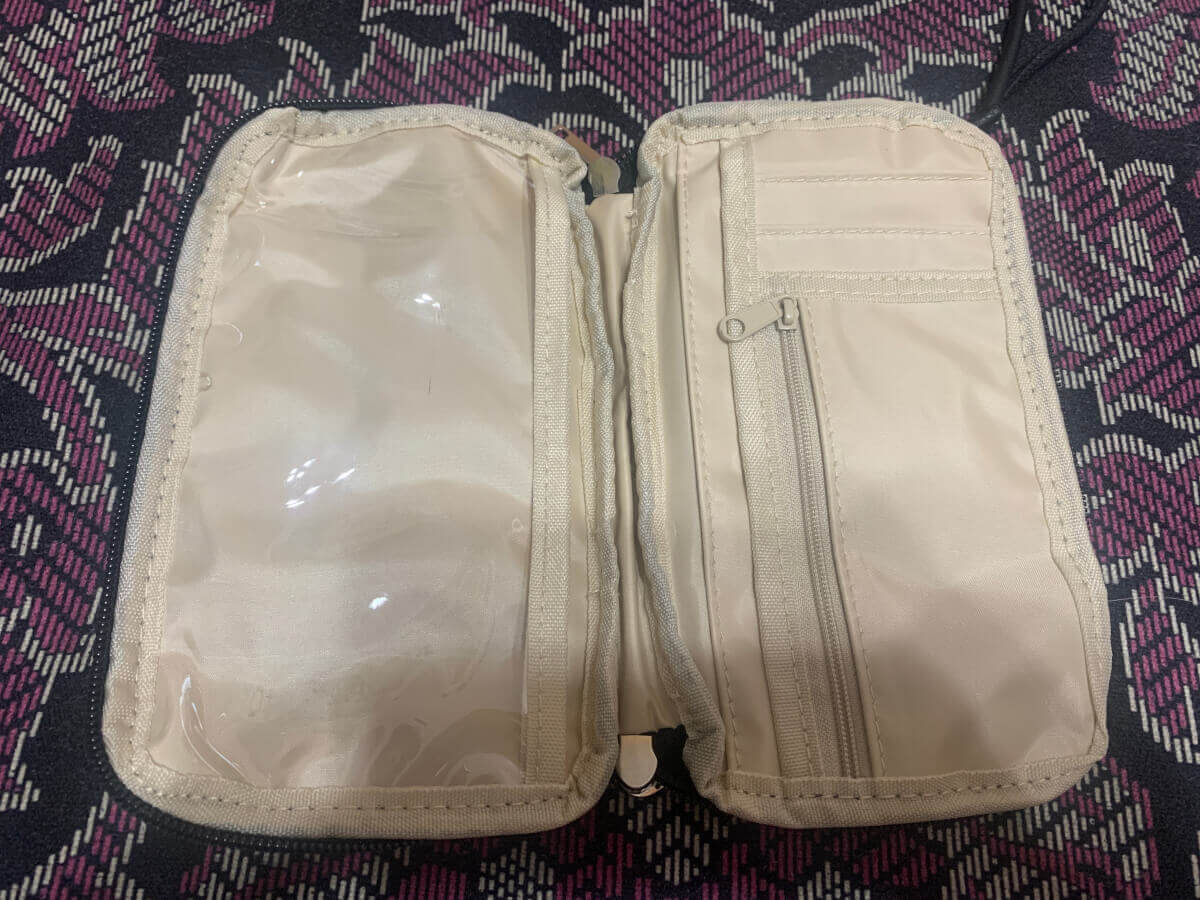 「MonoMax」10月号（宝島社）付録「アーバンリサーチドアーズ お財布機能付き スマホショルダーバッグ」の内部の画像