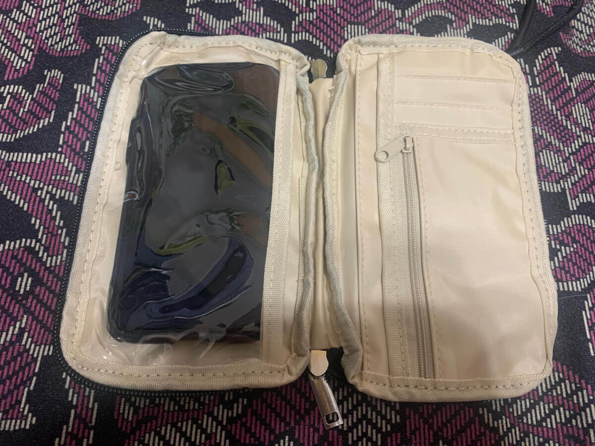 「MonoMax」10月号（宝島社）付録「アーバンリサーチドアーズ お財布機能付き スマホショルダーバッグ」の内部の画像