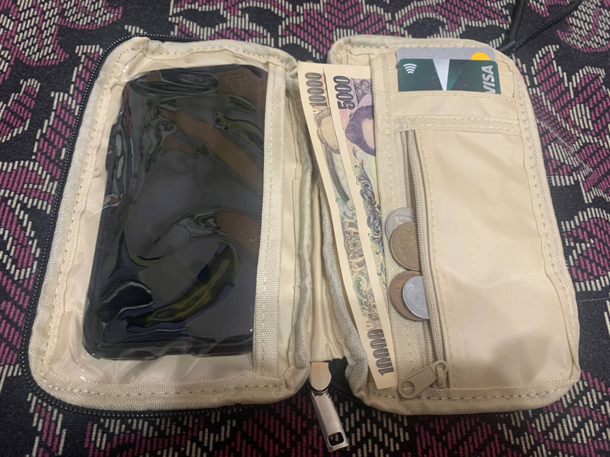 「MonoMax」10月号（宝島社）付録「アーバンリサーチドアーズ お財布機能付き スマホショルダーバッグ」の財布機能の画像