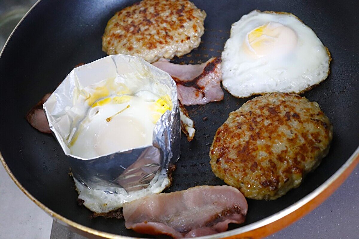 マクドナルド「月見バーガー」再現レシピ、材料を焼いている画像