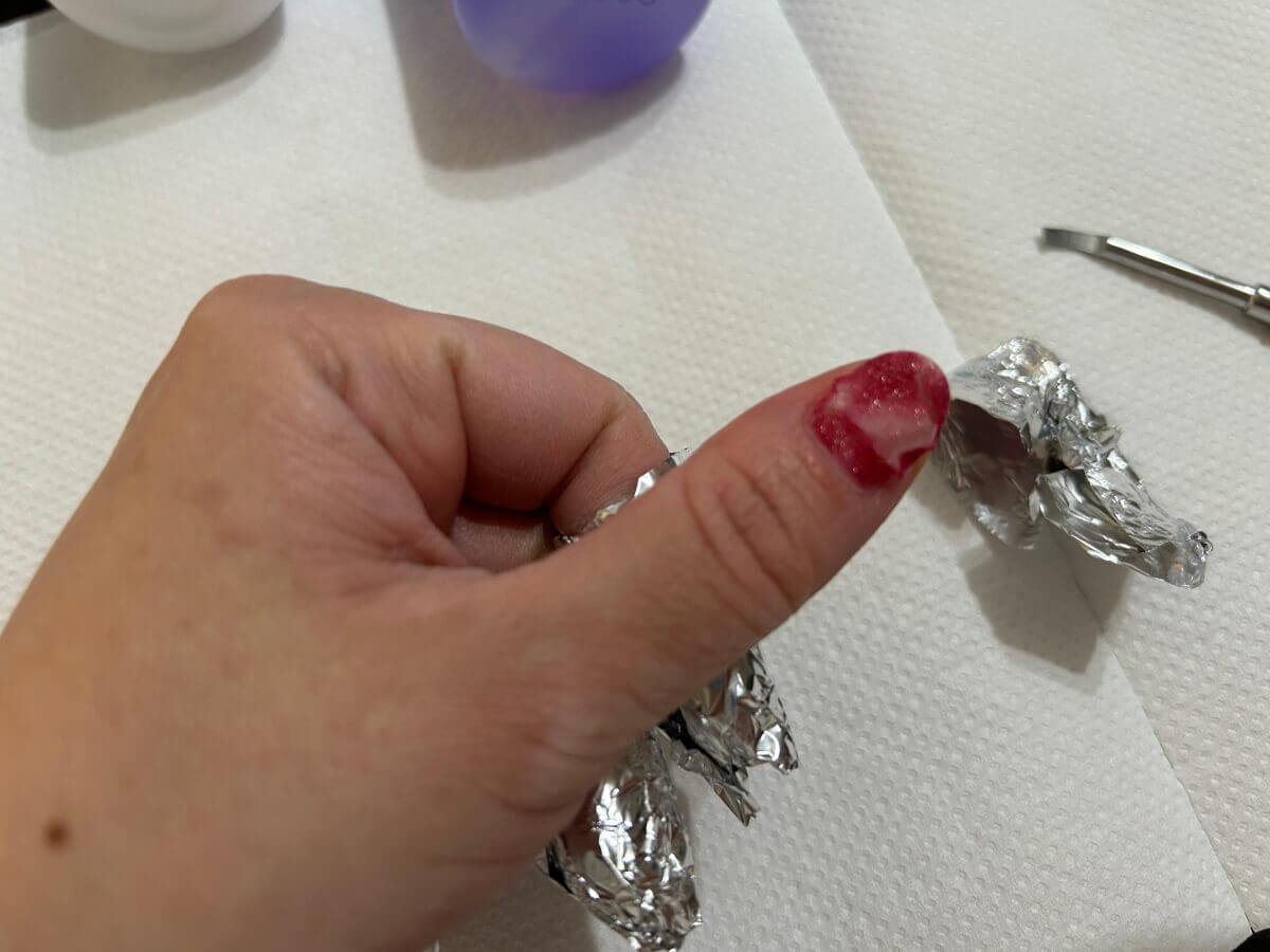 セリアの「ネイルエナメルリムーバー」でジェルネイルをオフする画像