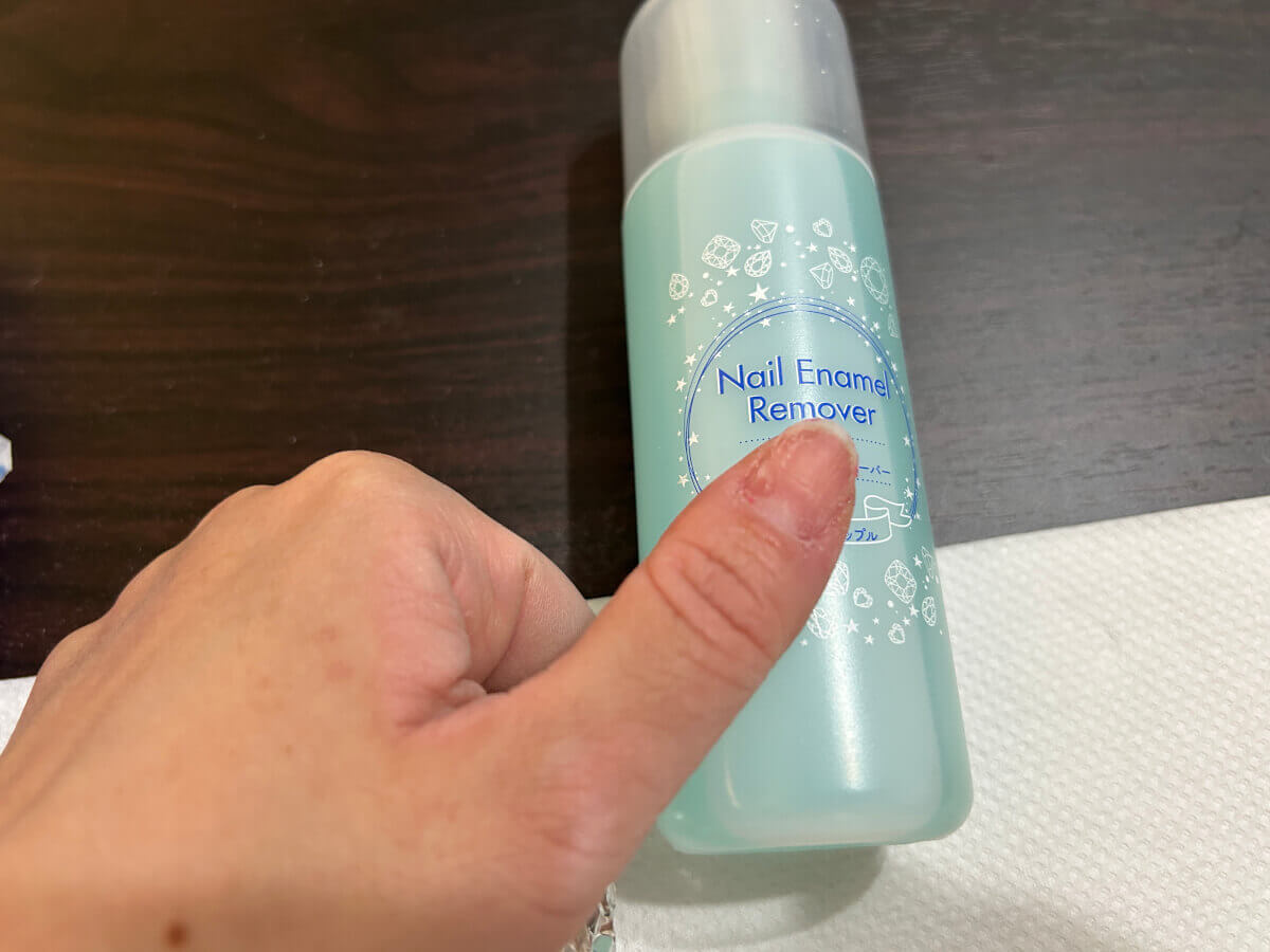 セリアの「ネイルエナメルリムーバー」でジェルネイルをオフする画像