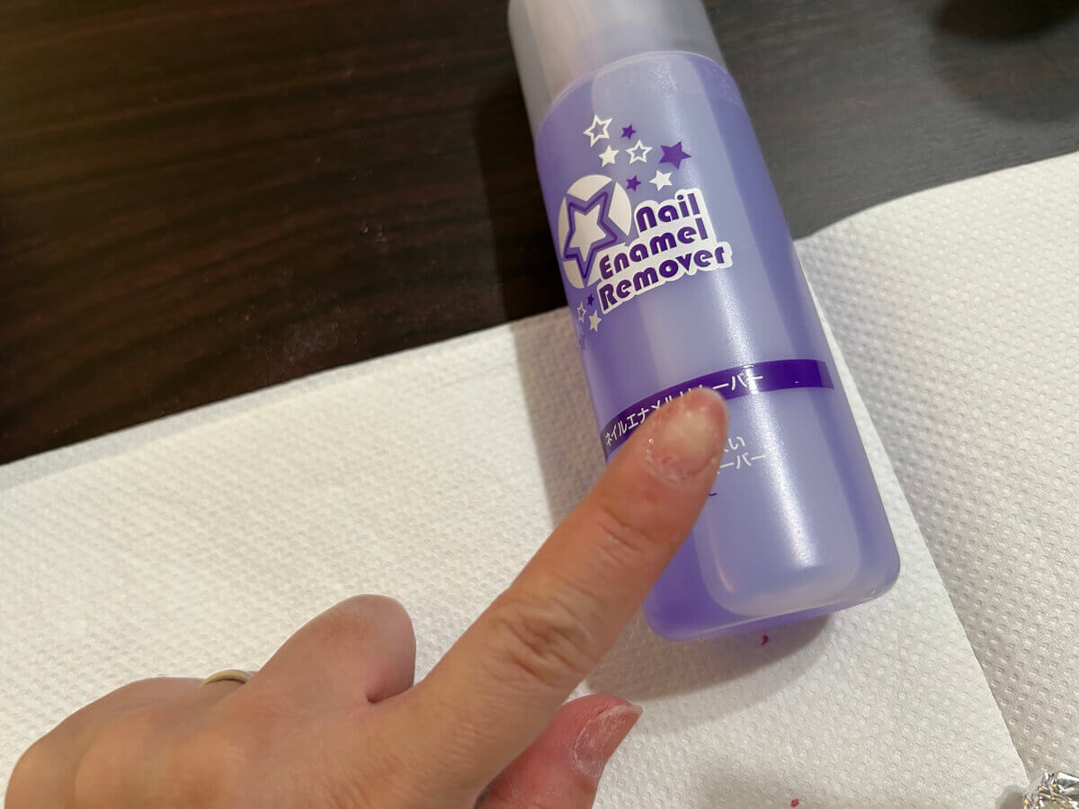 キャン★ドゥの「ネイルエナメルリムーバー」でジェルネイルをオフする画像