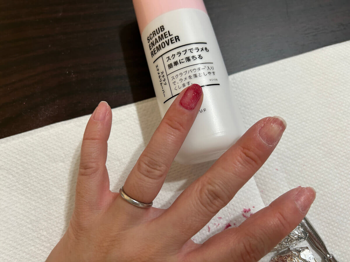 セリア「スクラブネイルリムーバー」でジェルネイルをオフする画像