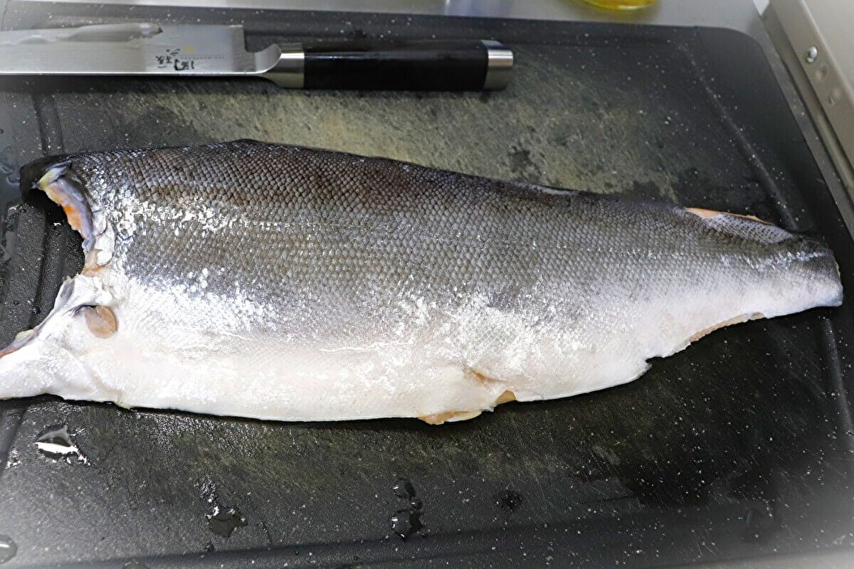 業務スーパー「塩鮭フィレ」の皮部分の画像