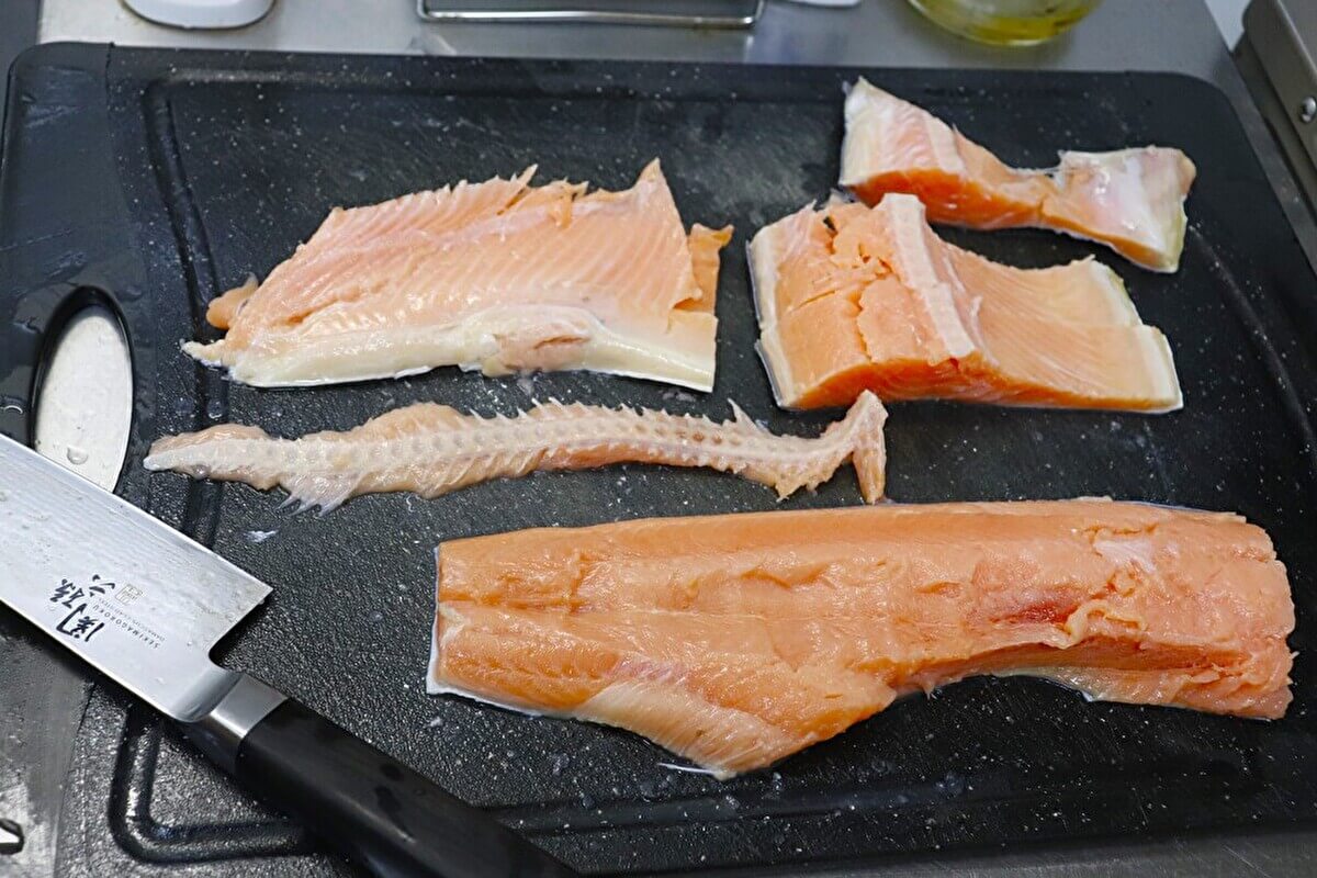 業務スーパー「塩鮭フィレ」を切り分けた画像