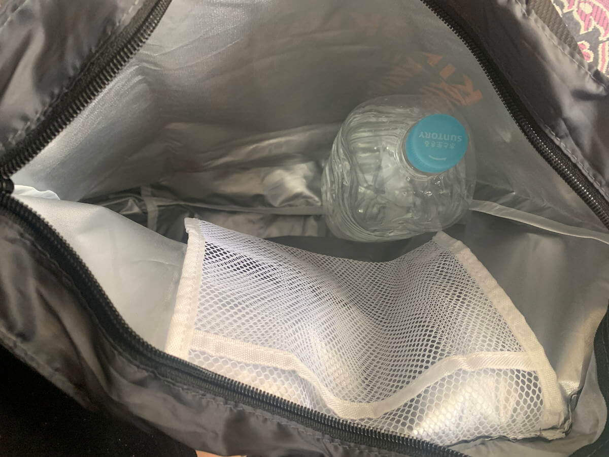 「MonoMax」11月号（宝島社）付録「KINOKUNIYA紀ノ国屋 保温冷機能付きトートバッグ」にペットボトルを入れた画像