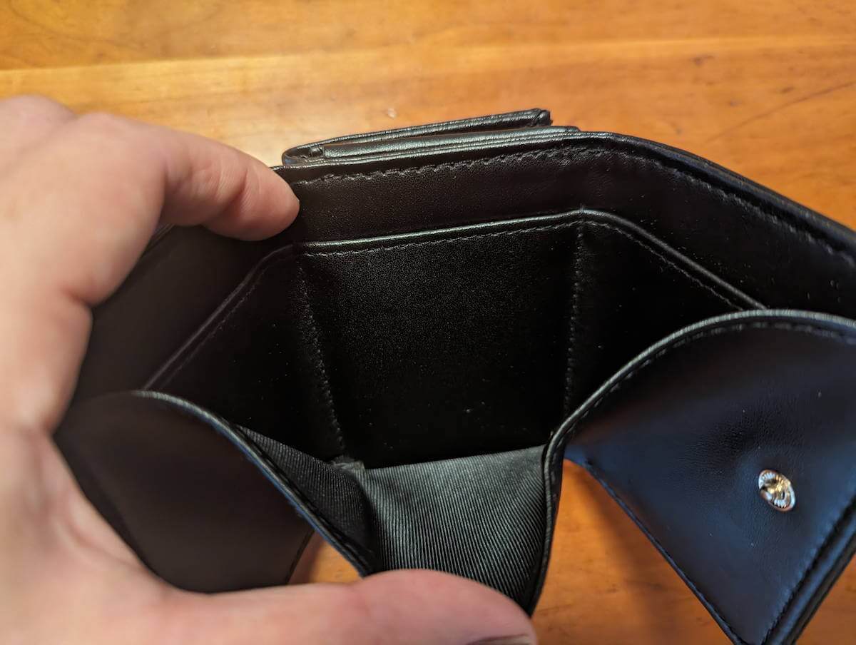 「オトナミューズ」2023年12月号「Deuxiè Classe シンプル＆ハイクオリティ！究極のミニ財布」お札入れ部分の画像