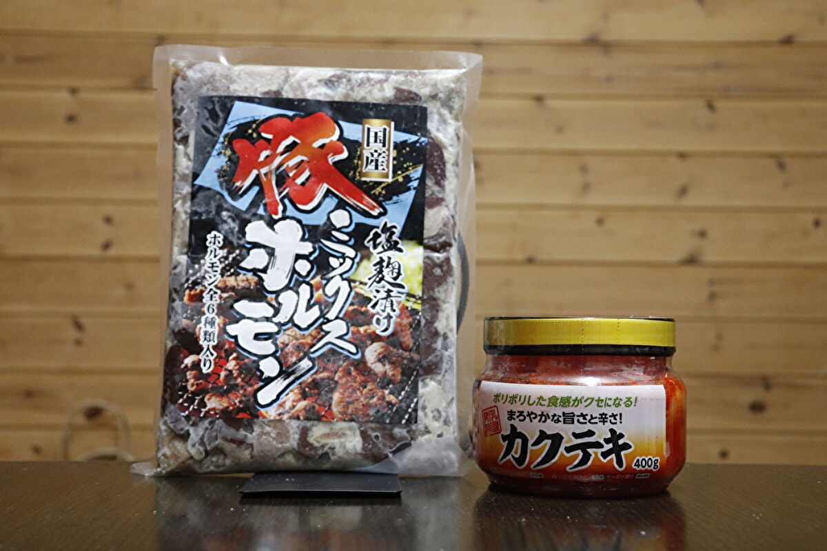 業務スーパー「国産豚ミックスホルモン塩麹漬け」「カクテキ」の画像