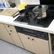 キッチンの油汚れ掃除には○○が正解！　「安い洗剤」でもキレイに大変身