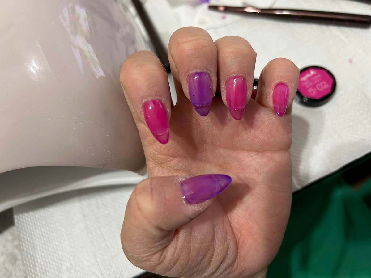 「agehaジェル」のシロップカラーを1度塗りした爪の画像