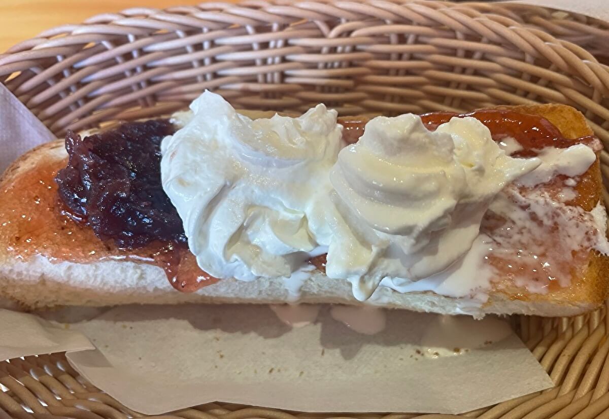 コメダのモーニングのトーストにいちごジャムを塗り、小倉あん、ホイップクリーム、ソフトクリームをトッピングした画像