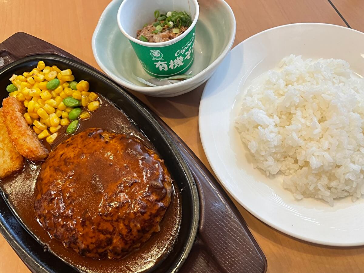 ガスト「チーズINハンバーグ、ライス、納豆」の画像