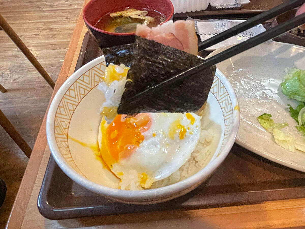 すき家モーニング「自社製ベーコンエッグ朝食」の画像