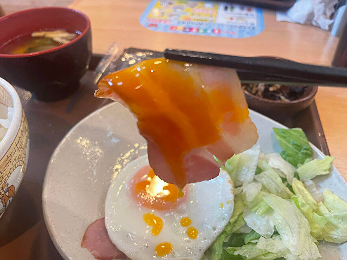 すき家モーニング「自社製ベーコンエッグ朝食」の画像