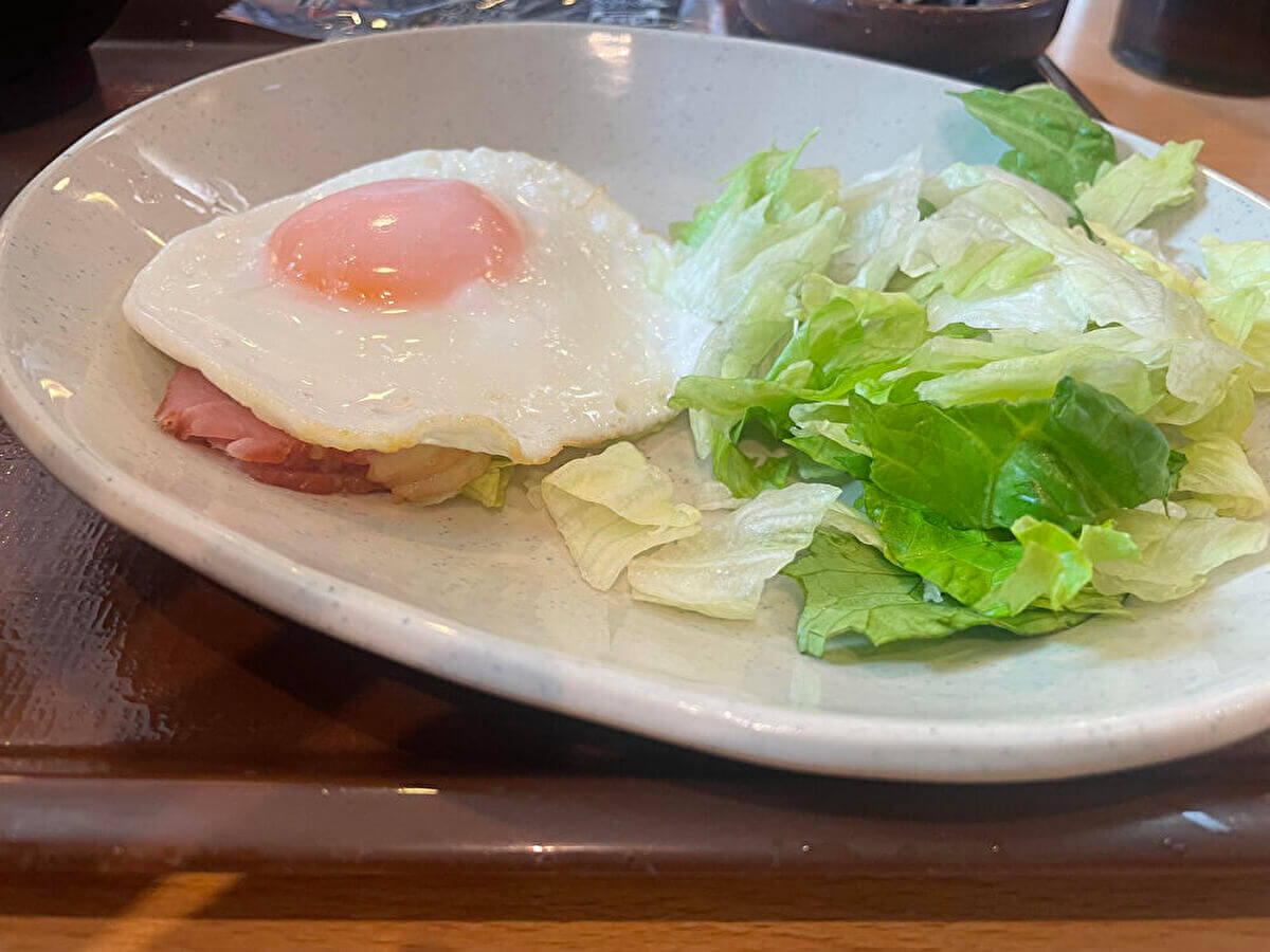 すき家モーニング「自社製ベーコンエッグ朝食」の画像