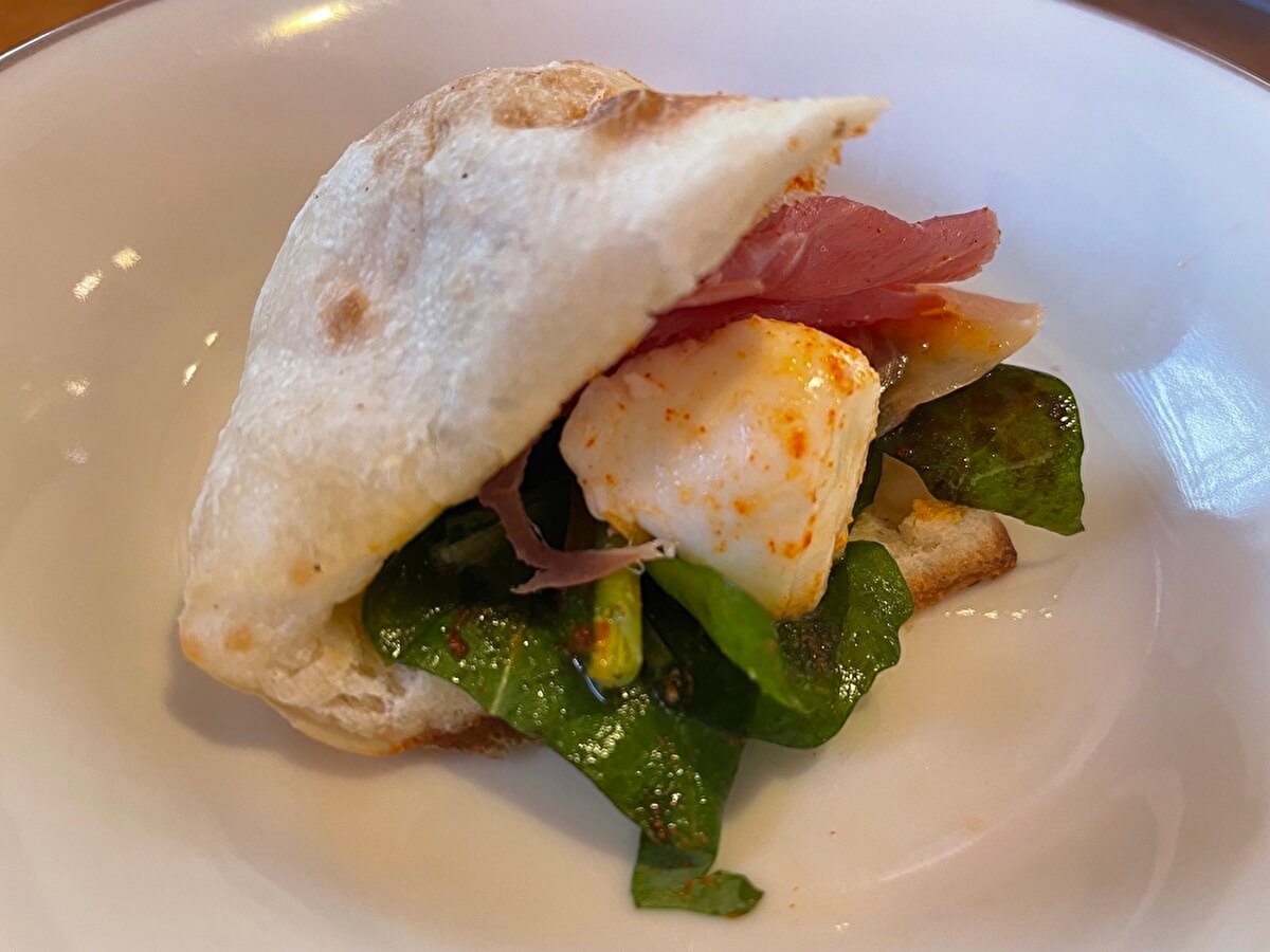 プチフォッカにモッツァレラのサラダと生ハムを挟んだ画像