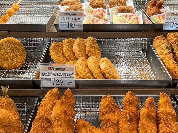 ベルク「粗くだき男爵いものお肉コロッケ」が店頭に並べられている画像