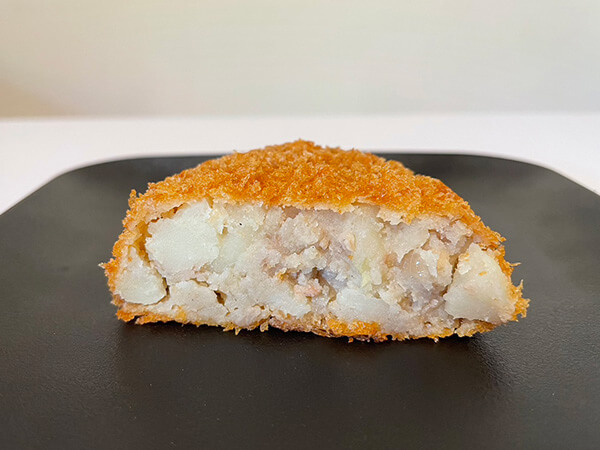オーケー「ごろっと芋の牛肉コロッケ」の断面画像