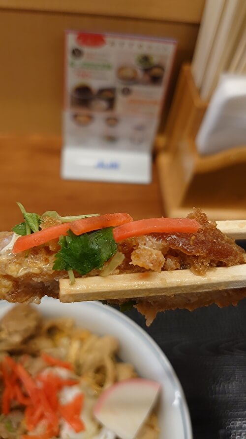 かつや「トリプルカツ丼」のカツに紅しょうがをのせた画像