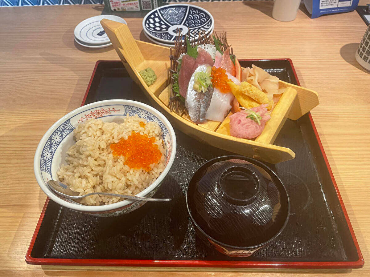 杉玉ランチ「舟盛り丼」の画像