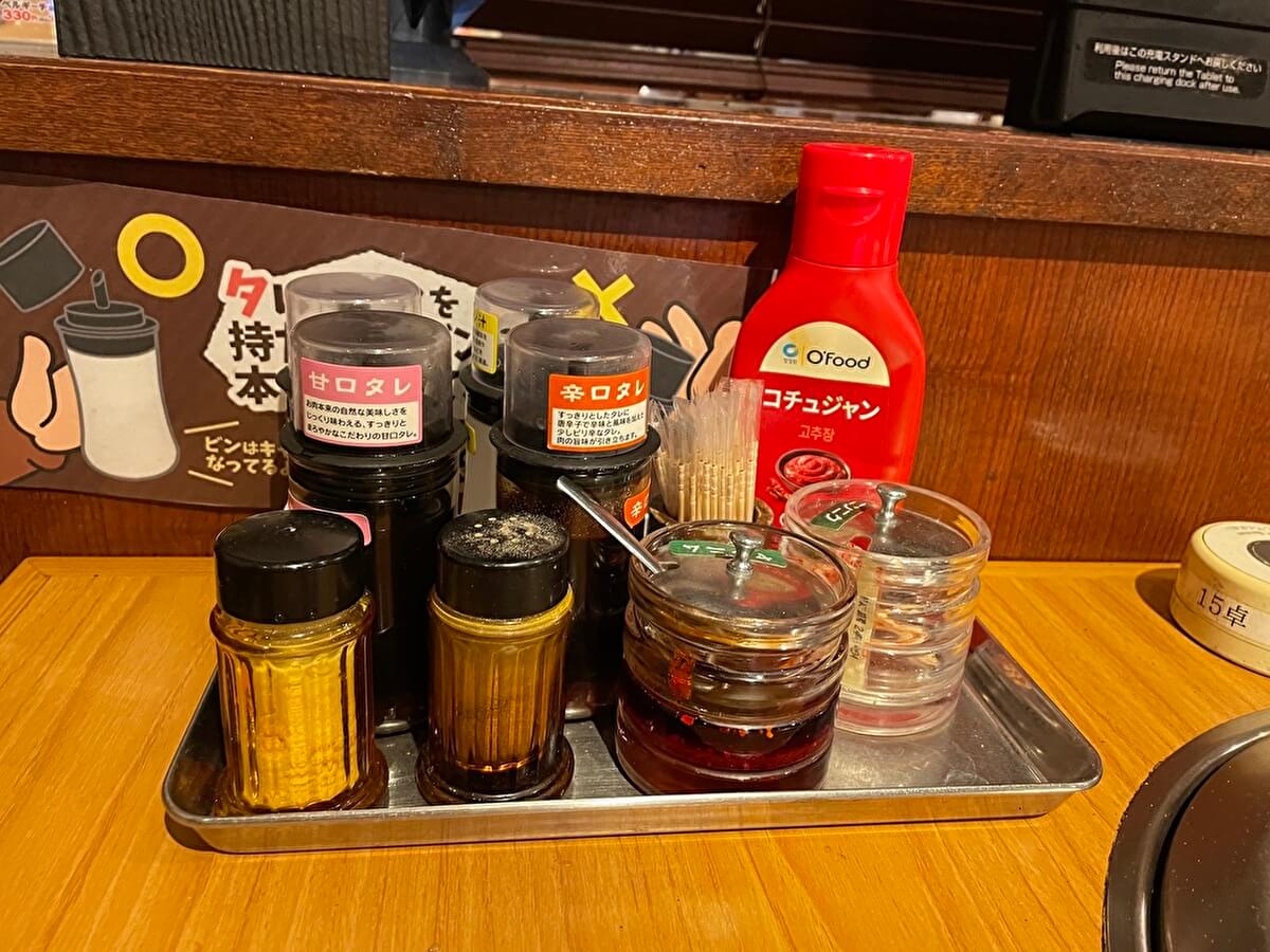 安楽亭の卓上調味料の画像