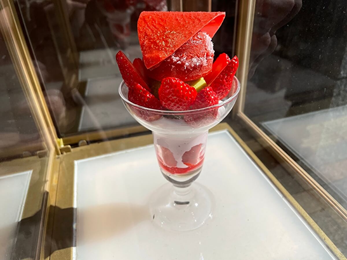 「benzaiten Cafe」いちごパフェの食品サンプル
