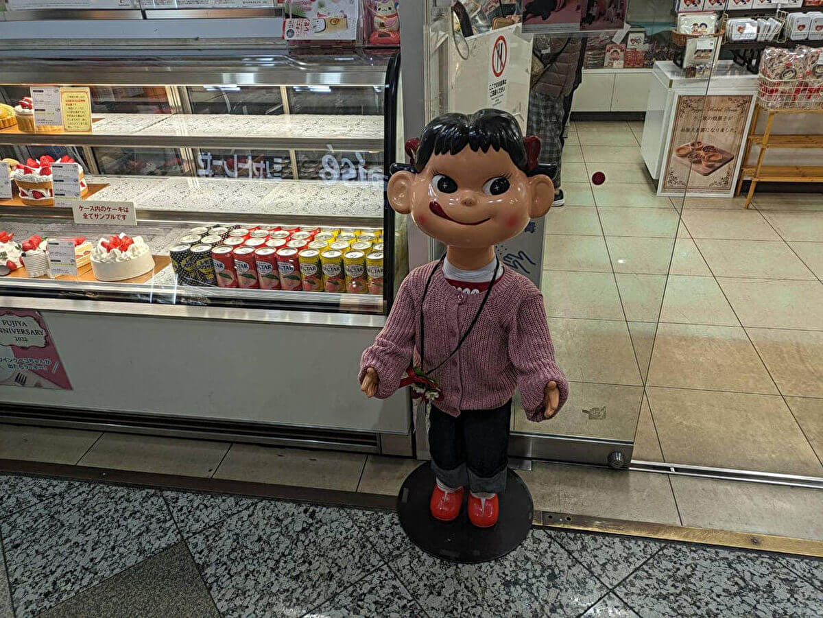 シャトレーゼを見つめる中野ブロードウェイ店のペコちゃんの画像