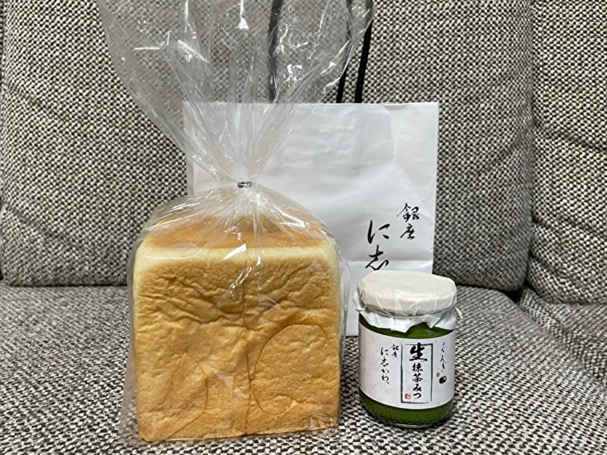 銀座に志かわ本店は紙袋と食パンと生抹茶みつの画像