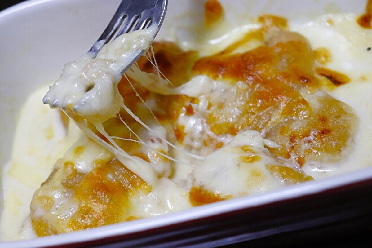 業務スーパーの「揚げチーズいももち」を活用した「いももちチーズグラタン」の画像