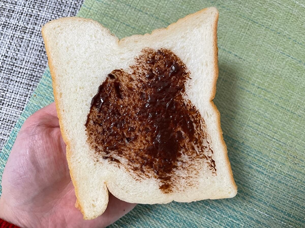 乃が美「ゴディバ監修チョコレートクリーム」を食パンに塗った画像