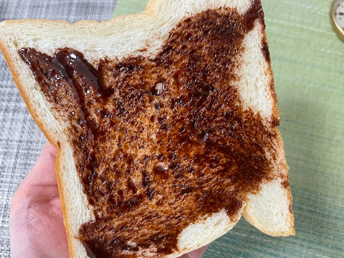 乃が美「ゴディバ監修チョコレートクリーム」をトーストした食パンに塗った画像