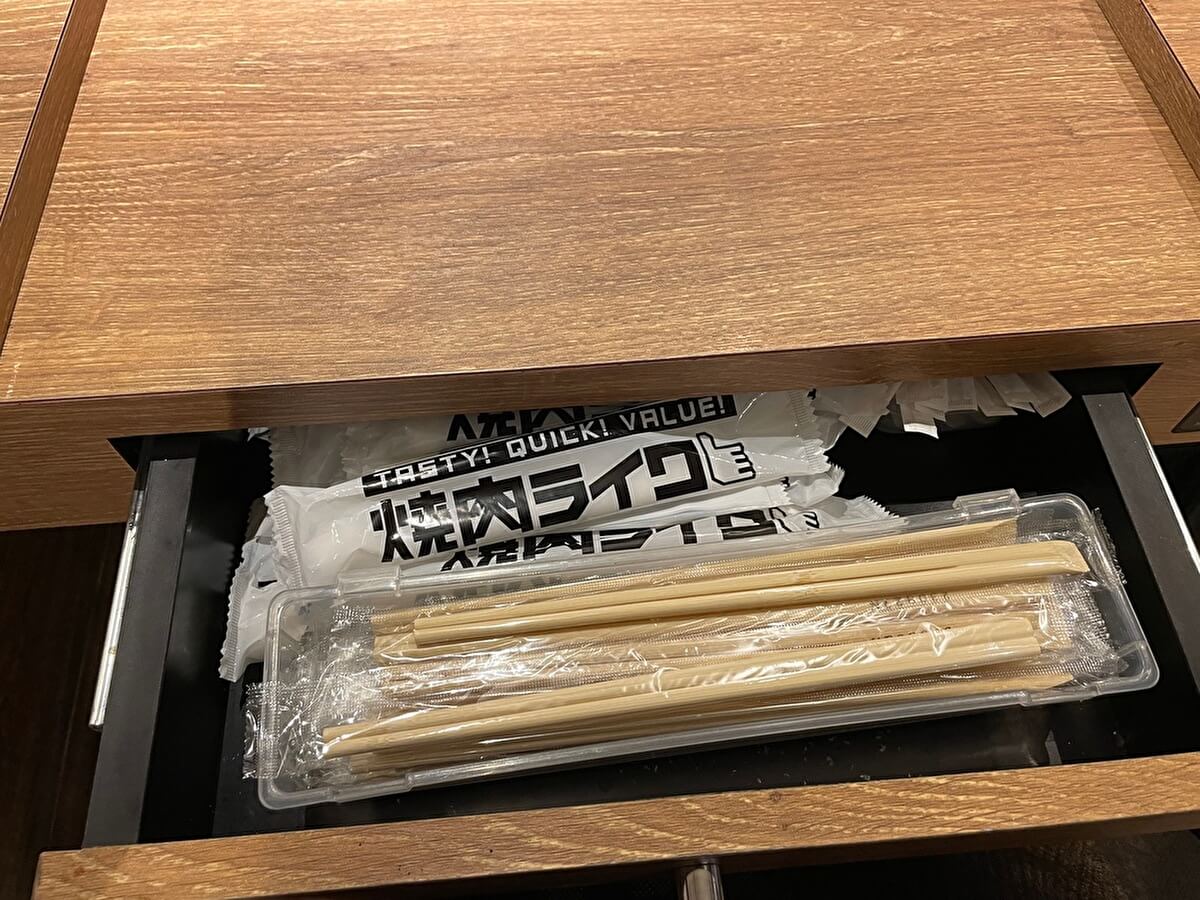 焼肉ライクの箸とお手拭きの画像