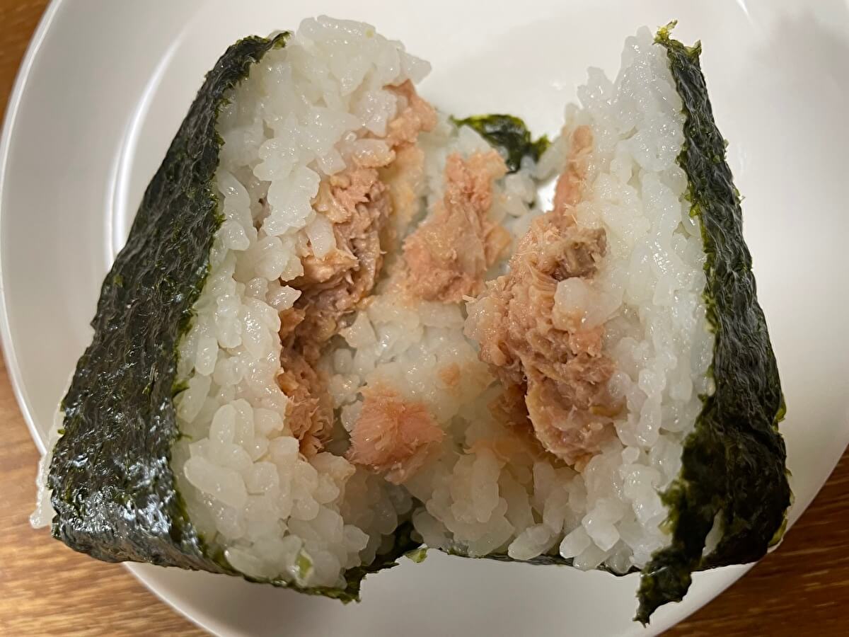 ミニストップ「手づくりおにぎり　北海道産焼しゃけ」の画像