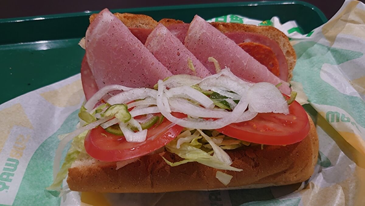 【サブウェイ】大量閉店から復活の理由は？　四半世紀ぶり再販「トリプルミートBMT」を食べてわかったことの画像6