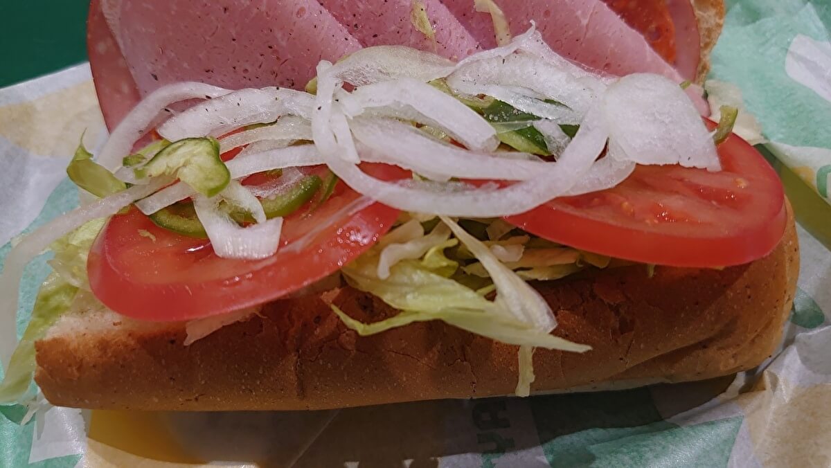 【サブウェイ】大量閉店から復活の理由は？　四半世紀ぶり再販「トリプルミートBMT」を食べてわかったことの画像7