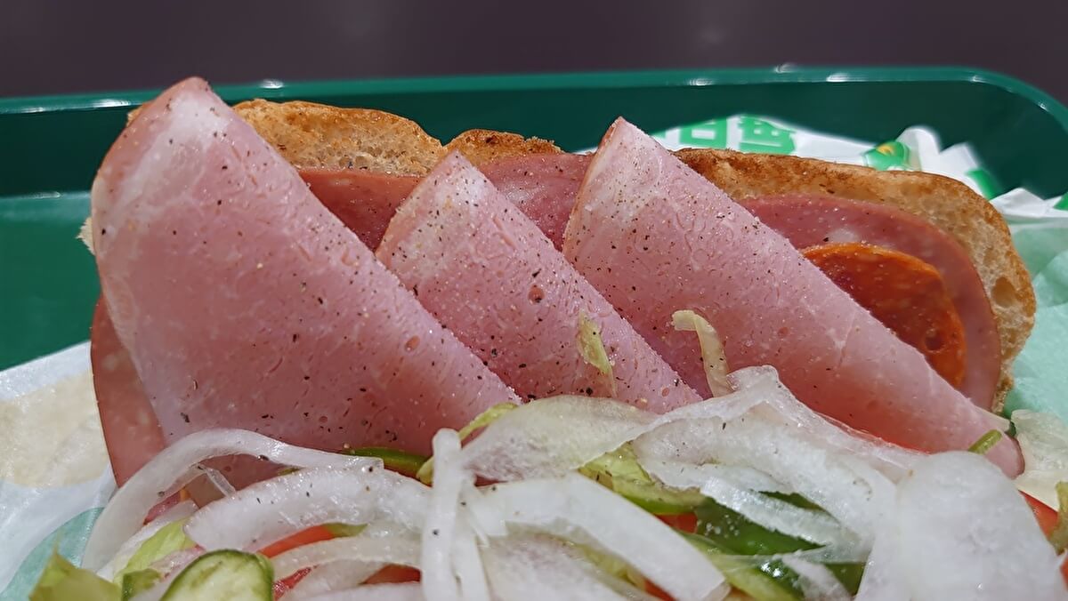 【サブウェイ】大量閉店から復活の理由は？　四半世紀ぶり再販「トリプルミートBMT」を食べてわかったことの画像8